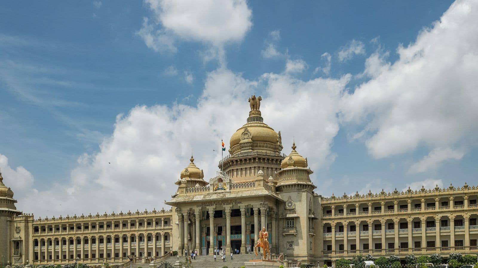 Vidhana Soudha in Bengaluru, a stop on the city sightseeing tour